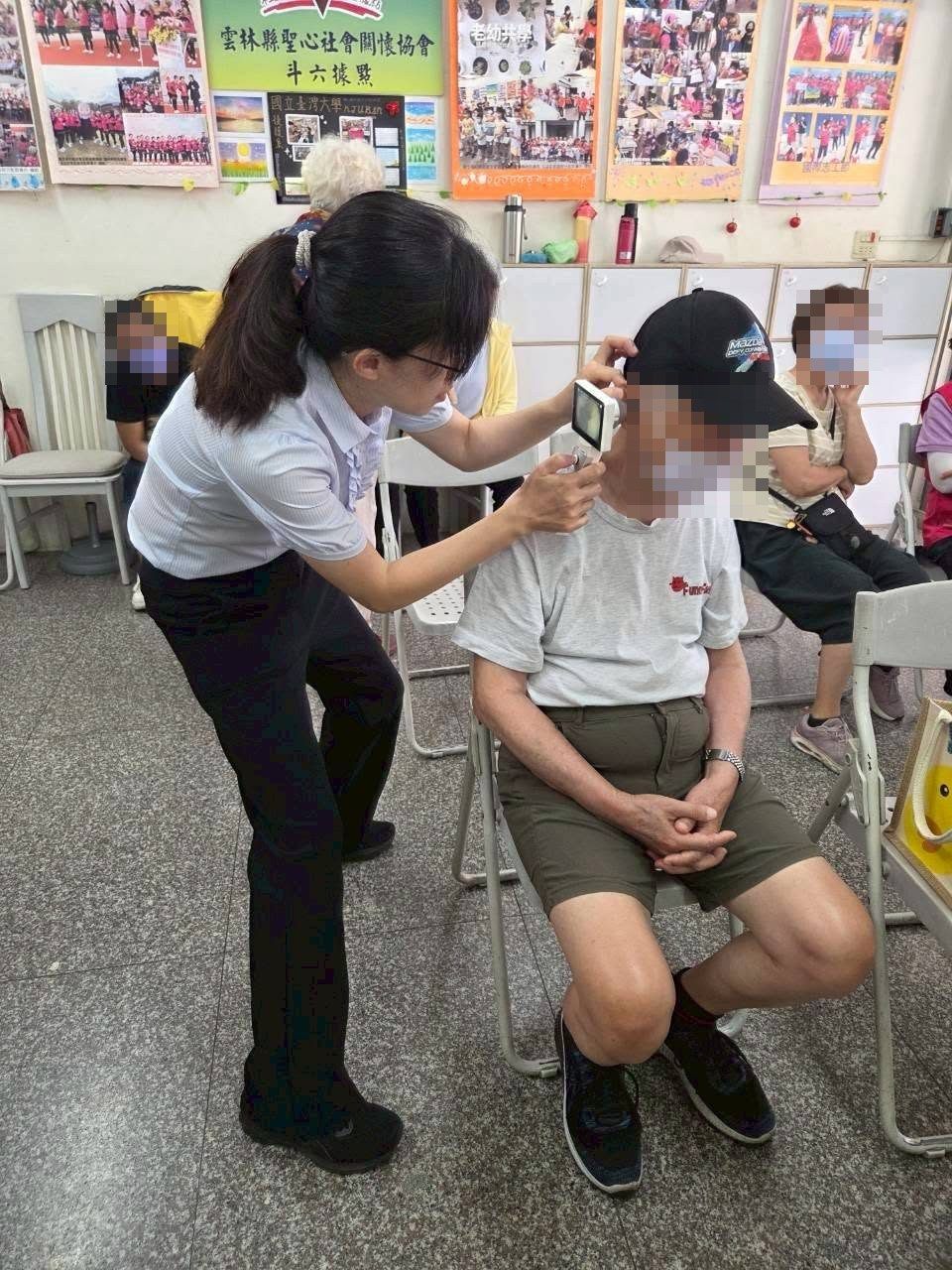 上聆聽力師在社區據點為長輩進行聽力檢查