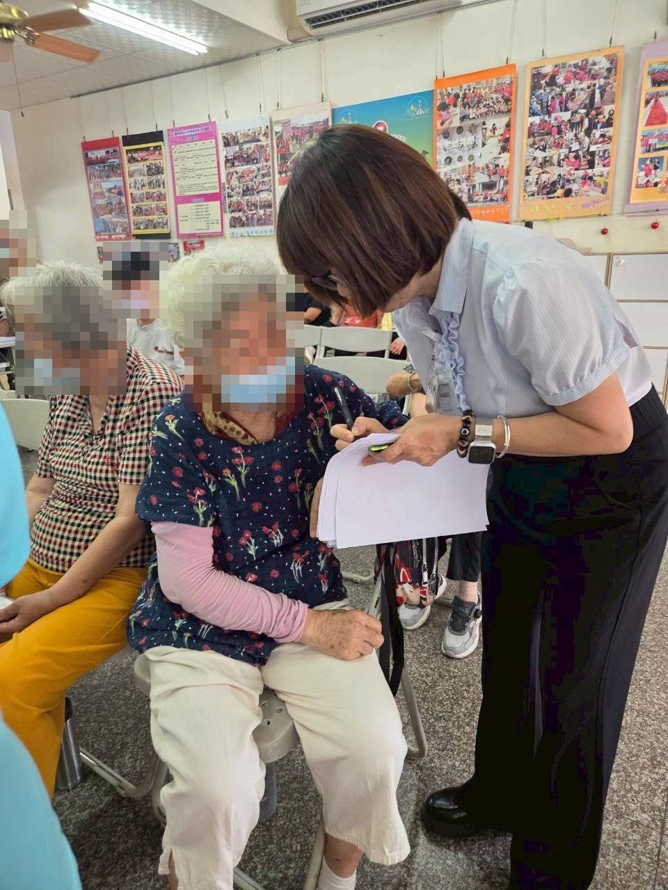 上聆人員在社區據點協助長輩填寫聽力問卷