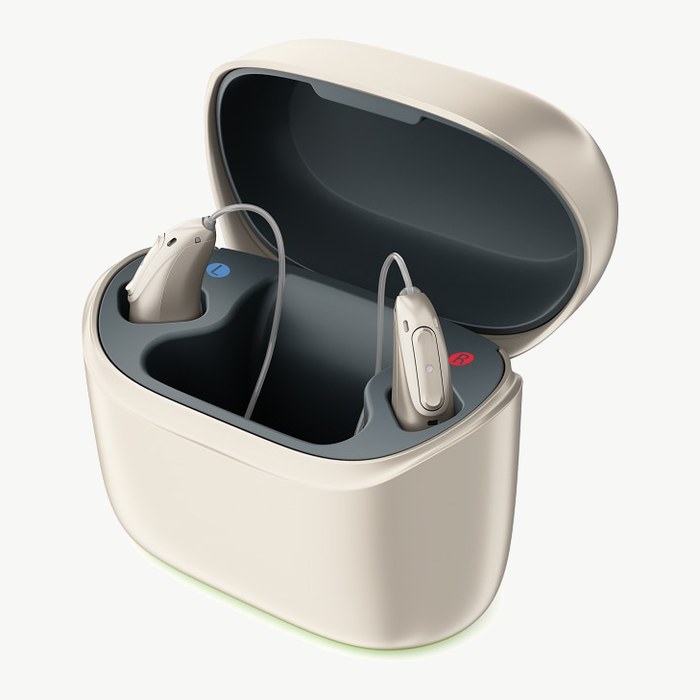 Phonak Charger Ease 充電盒，盒蓋開啟、內含兩台助聽器